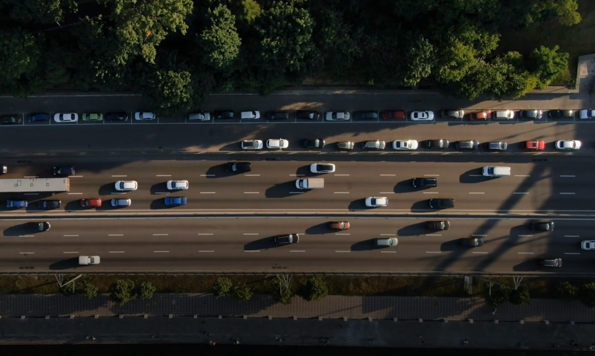 The future of mobility: e-cars or sustainable fuels?